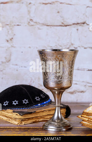 Passah jüdische Tag matzoh und koscherer Wein über Holztisch, Ansicht von oben Stockfoto