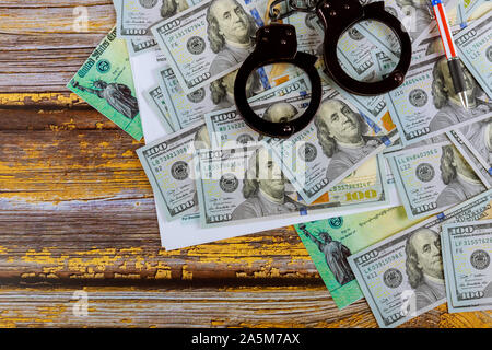 In Handschellen Richter, US-Dollar auf einer Korruption Verhaftung, Kriminalität uns Hundert-Euro-Scheine 1040 US-individuelle Einkommensteuererklärung Stockfoto