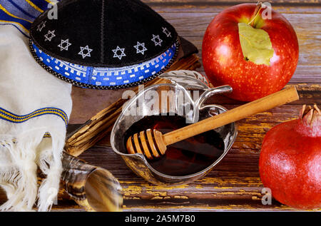 Apfel und Honig, traditionelle koschere Speisen der Jüdischen Neujahrsfest Rosh Hashana talit und Schofar Stockfoto