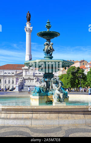 Brunnen und Dom Pedro lV-Denkmal in Rossio Platz, Lissabon, Portugal. Stockfoto