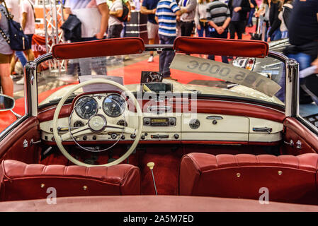 FRANKFURT, Deutschland - September 2019: rot Elfenbein Leder Innenausstattung der MERCEDES-BENZ 190 SL 1957 1955 1963 Cabrio, Roadster, IAA International Motor Show Auto E Stockfoto