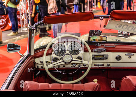 FRANKFURT, Deutschland - September 2019: rot Elfenbein Leder Innenausstattung der MERCEDES-BENZ 190 SL 1957 1955 1963 Cabrio, Roadster, IAA International Motor Show Auto E Stockfoto