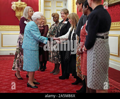 Königin Elizabeth II. treffen Freiwilliger, einschließlich Julie Ellison aus London, die eine wichtige Rolle in der Ausbildung und de-briefing Freiwilligen eingesetzt nach der Grenfell Turm Brand bei einem Empfang zum 60. Jahrestag der Wasserbecher Trauerfall Pflege im St James's Palace in London zu markieren. Stockfoto