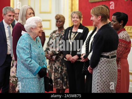 Königin Elizabeth II. treffen Freiwilliger, einschließlich Marion Wilson (rechts), eine Kanne trauerfall Freiwillige für Rumpf und East Riding, Yorkshire, der Unterstützung bei der Grenfell Turm Brand, bei einem Empfang zum 60. Jahrestag der Wasserbecher Trauerfall Pflege im St James's Palace in London zu markieren. Stockfoto