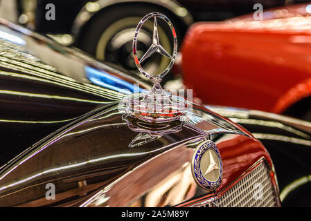 FRANKFURT, Deutschland - September 2019: logo Emblem zeichen Symbol der schwarzen MERCEDES-BENZ 220 W187 Cabrio 1951, 1955, IAA International Motor Show Auto Ausstellung. Stockfoto