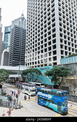 Historische Doppeldecker Straßenbahnen fahren Sie Des Voeux Road im Central District von Hong Kong. Stockfoto