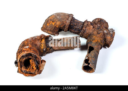 Fragmente der alten gusseisernen Wasserleitungen auf weißem Hintergrund. Nach vielen Jahren des Betriebs korrodierte Metall Rohr wurde zerstört. Rostigen Stahlrohr mit Fei Stockfoto