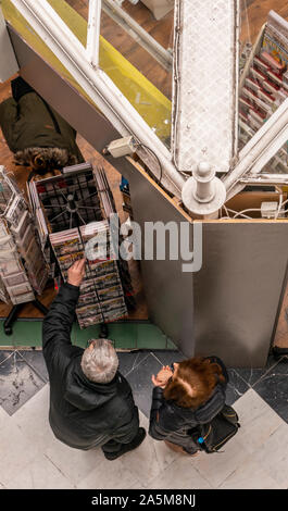 Paar Auswahl buchen Sie in St Stephen's Shopping Centre, Dublin, Irland, das Vereinigte Königreich Abschaltdruck Stockfoto