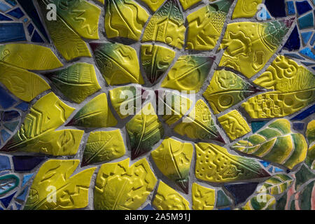 Mosaik Fliesen auf dem Albuquerque Convention Center von Cassandra Reid und Lehrlinge: Detail der 'Las Florecitas 2001" Stockfoto