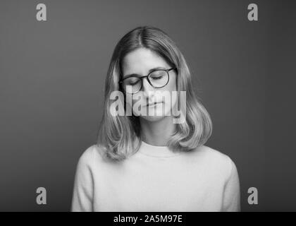 Schwarze und weiße studio Schoß der Frau mit Brille und mit geschlossenen Augen Stockfoto