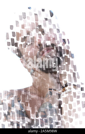 Paintography. Double Exposure Nahaufnahme portrait einer schweren männlichen Modell verschwinden hinter einem Vorhang handgefertigte Tinte Pinselstrichen die Larg ähneln Stockfoto