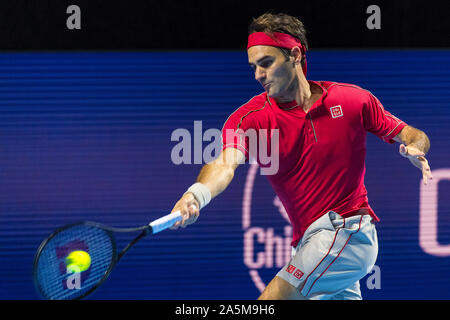 21. Oktober 2019; St. Jakobshalle, Basel, Schweiz; ATP World Tour Tennis, Swiss Indoors; Roger Federer (SUI) spielt eine Vorhand während seinem Match gegen Peter Golowczyk (GER-redaktionelle Verwendung Stockfoto