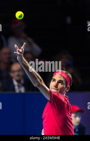 21. Oktober 2019; St. Jakobshalle, Basel, Schweiz; ATP World Tour Tennis, Swiss Indoors; Roger Federer (SUI) dient der Kugel während seinem Match gegen Peter Golowczyk (GER) - Redaktionelle Verwendung Stockfoto