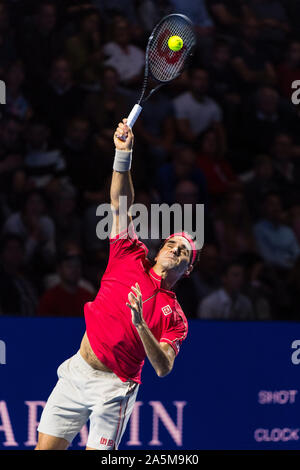 21. Oktober 2019; St. Jakobshalle, Basel, Schweiz; ATP World Tour Tennis, Swiss Indoors; Roger Federer (SUI) dient der Kugel während seinem Match gegen Peter Golowczyk (GER-redaktionelle Verwendung Stockfoto