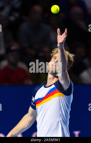 21. Oktober 2019; St. Jakobshalle, Basel, Schweiz; ATP World Tour Tennis, Swiss Indoors; Peter Golowczyk (GER) dient die Kugel in seinem Match gegen Roger Federer (SUI) - Redaktionelle Verwendung Stockfoto