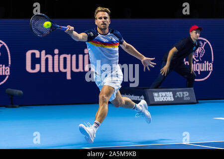 21. Oktober 2019; St. Jakobshalle, Basel, Schweiz; ATP World Tour Tennis, Swiss Indoors; eter Golowczyk (GER) schlägt eine Vorhand in seinem Match gegen Roger Federer (SUI) - Redaktionelle Verwendung Stockfoto