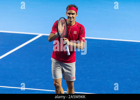 21. Oktober 2019; St. Jakobshalle, Basel, Schweiz; ATP World Tour Tennis, Swiss Indoors; Roger Federer (SUI) feiert seinen Gewinn nach dem Spiel gegen Peter Golowczyk (GER) - Redaktionelle Verwendung Stockfoto