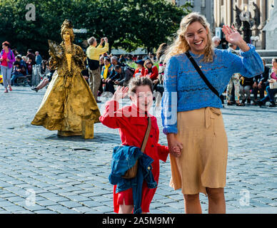 Mutter und Tochter winken, mime Artist im Hintergrund, Altstädter Ring, Prag, Tschechische Republik Stockfoto