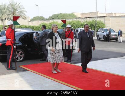 (191021) - Bagdad, Oktober 21, 2019 (Xinhua) - norwegische Premierminister Erna Solberg (L, vorne) kommt an der Präsidentenpalast in Bagdad, Irak, am Okt. 21, 2019. Der Ministerpräsident von Norwegen Erna Solberg kam in der irakischen Hauptstadt Bagdad am Montag mit irakischen Beamten über Stärkung der bilateralen Beziehungen und regionale Fragen zu treffen. (Xinhua / Khalil Dawood) Stockfoto