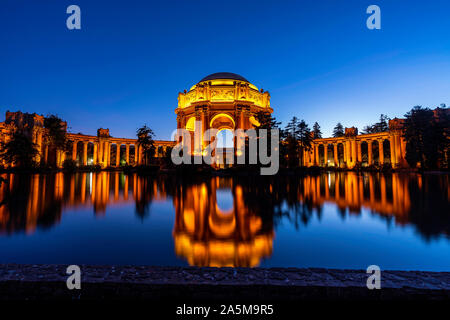 Lange Exposition, Palast der Schönen Künste von San Francisco mit Reflexionen. Stockfoto