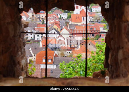 Eine Ansicht aus einem alten Fenster einer Burg an die Stadt Bad Münster am Stein Ebernburg in Deutschland Stockfoto