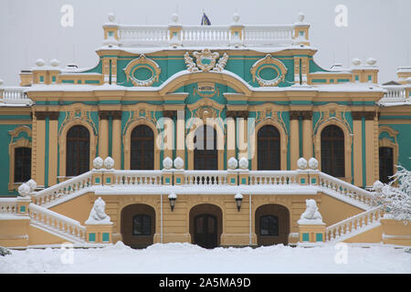 Kiew, Ukraine - Dezember 14, 2018: Central Park im Winter. Malerische barocke Mariyinsky Palace mit Schnee bedeckt. Nordfassade nach der Reparatur Stockfoto