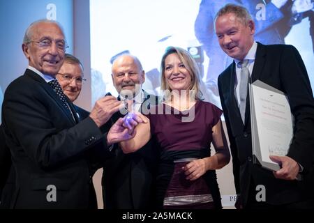 21. Oktober 2019, Niedersachsen, Hannover: madjid Samii, Neurochirurg, Jan Hofer, Leiter der Sprecher der Tagesschau, Jürgen Köster, Vorsitzender des Presse Club Hannover, Antje Boetius, Meeresforscher und Preisträger, und Lutz Marmor, NDR-Direktor-in-chief, wird auf der Bühne bei der Preisverleihung der Leibniz Ring sein. Die Vergabe des Presse-Club Hannover ist zum 22. Mal verliehen. Foto: Sina Schuldt/dpa Stockfoto
