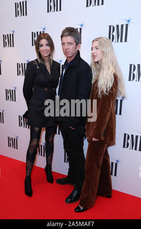 Noel Gallagher von Frau unterstützt (links) Sara MacDonald und Tochter Anais Gallagher an der BMI Awards 2019 in London im Savoy Hotel in London. Stockfoto