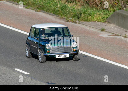 1995 90s Neunzigs Rover Mini Mayfair; UK Vehicular Traffic, Transport, modern, Limousinen, Auf der Autobahn M6 mit 3 Fahrspuren in Richtung Süden. VEREINIGTES KÖNIGREICH Stockfoto