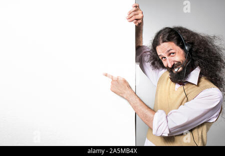 Porträt einer nerdy Telemarketer verweist auf eine leere, kaufmännischer Vorstand Stockfoto