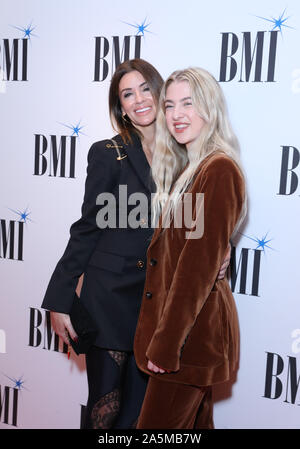 (Von links nach rechts) Noel Gallagher's Frau Sara MacDonald und Tochter Anais Gallagher an der BMI Awards 2019 in London im Savoy Hotel in London. PA-Foto. Bild Datum: Montag, Oktober 21, 2019. Photo Credit: Isabel Infantes/PA-Kabel Stockfoto