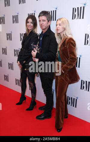 Noel Gallagher von Frau unterstützt (links) Sara MacDonald und Tochter Anais Gallagher an der BMI Awards 2019 in London im Savoy Hotel in London. PA-Foto. Bild Datum: Montag, Oktober 21, 2019. Photo Credit: Isabel Infantes/PA-Kabel Stockfoto