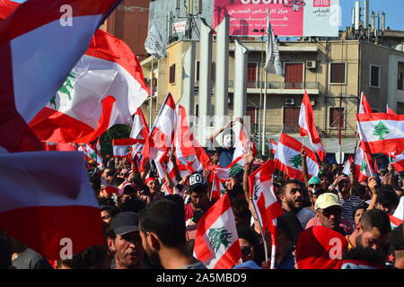 Beirut, Libanon. Okt, 2019 21. Menschen nehmen an einem Protest in Tripolis, Libanon, am Okt. 21, 2019. Libanesischen Ministerpräsidenten Saad Hariri am Montag kündigte seinem lang erwarteten wirtschaftlichen Plan nach fünf Tagen Bundesweite Demonstrationen gegen die Politik der Regierung, Al Manar lokale TV-Sender berichtet. Credit: Khalid/Xinhua/Alamy leben Nachrichten Stockfoto