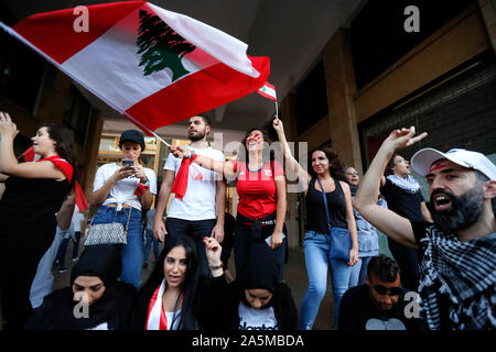 Beirut, Libanon. Okt, 2019 21. Menschen nehmen an einem Protest in Beirut, Libanon, am Okt. 21, 2019. Libanesischen Ministerpräsidenten Saad Hariri am Montag kündigte seinem lang erwarteten wirtschaftlichen Plan nach fünf Tagen Bundesweite Demonstrationen gegen die Politik der Regierung, Al Manar lokale TV-Sender berichtet. Credit: Bilal Jawich/Xinhua/Alamy leben Nachrichten Stockfoto