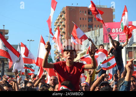 Beirut, Libanon. Okt, 2019 21. Menschen nehmen an einem Protest in Tripolis, Libanon, am Okt. 21, 2019. Libanesischen Ministerpräsidenten Saad Hariri am Montag kündigte seinem lang erwarteten wirtschaftlichen Plan nach fünf Tagen Bundesweite Demonstrationen gegen die Politik der Regierung, Al Manar lokale TV-Sender berichtet. Credit: Khalid/Xinhua/Alamy leben Nachrichten Stockfoto