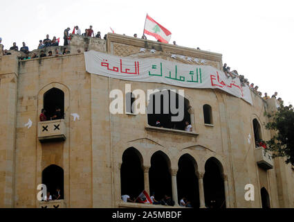 Beirut, Libanon. Okt, 2019 21. Menschen nehmen an einem Protest in Beirut, Libanon, am Okt. 21, 2019. Libanesischen Ministerpräsidenten Saad Hariri am Montag kündigte seinem lang erwarteten wirtschaftlichen Plan nach fünf Tagen Bundesweite Demonstrationen gegen die Politik der Regierung, Al Manar lokale TV-Sender berichtet. Credit: Bilal Jawich/Xinhua/Alamy leben Nachrichten Stockfoto