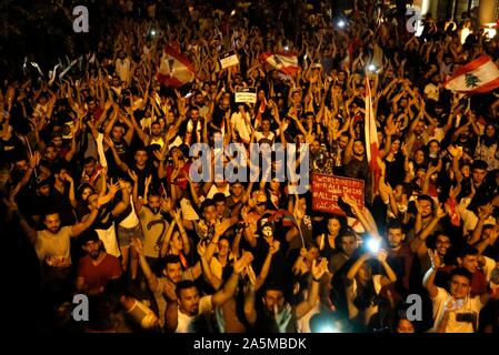 Beirut, Libanon. Okt, 2019 21. Menschen nehmen an einem Protest in Beirut, Libanon, am Okt. 21, 2019. Libanesischen Ministerpräsidenten Saad Hariri am Montag kündigte seinem lang erwarteten wirtschaftlichen Plan nach fünf Tagen Bundesweite Demonstrationen gegen die Politik der Regierung, Al Manar lokale TV-Sender berichtet. Credit: Bilal Jawich/Xinhua/Alamy leben Nachrichten Stockfoto