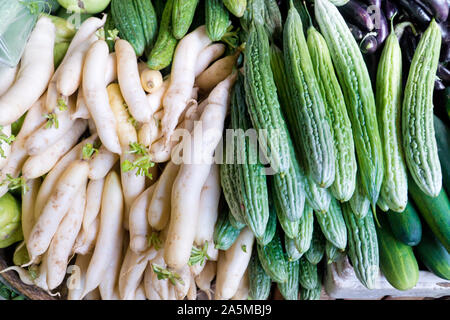 Verschiedene Gemüse auf dem Zähler. Organische frische Obst und Gemüse auf Lebensmittelgeschäft. Verkauf von Gemüse in Asien.