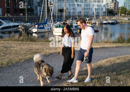 Paar ihren Hund in Strand Stockfoto