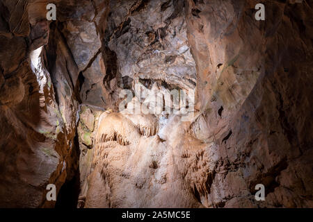 Felsformationen in die Gough's Cave in Cheddar. Stockfoto