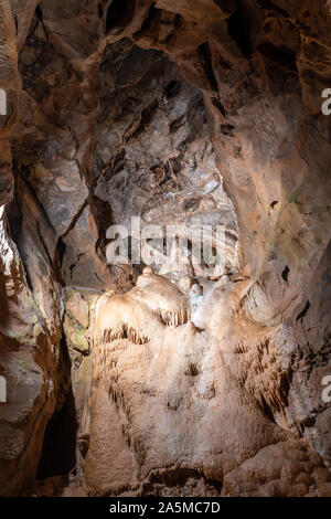 Felsformationen in die Gough's Cave in Cheddar. Stockfoto