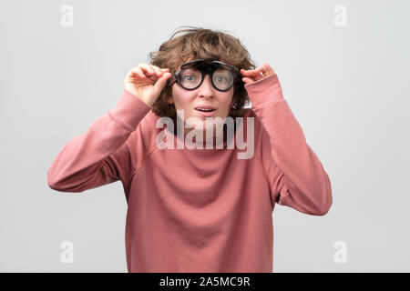 Frau in lustige Brille mit Kamera schaut. Ich brauche neue Linse. Stockfoto