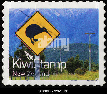 Neuseeland Schild Warnung über Kiwis auf Briefmarke Stockfoto