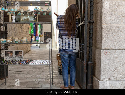 Kotor, Montenegro, 20, 27, Sept 18, 2019: eine junge Frau reden und gestikulieren mit den Händen Stockfoto