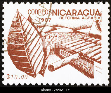 Industrie von Tabak auf Briefmarke von Nicaragua Stockfoto