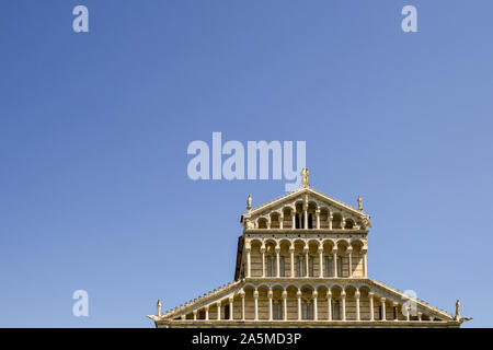 Top außen an der Fassade von Pisa Kathedrale (Duomo di Santa Maria Assunta) an der berühmten Piazza dei Miracoli gegen den klaren blauen Himmel, Toskana, Italien Stockfoto