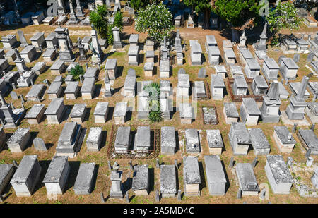 Blick auf den Alten Jüdischen Friedhof von der berühmten Stadt Pisa mit alten steinernen Gräbern in einem sonnigen Sommertag, Toskana, Italien erhöhten Stockfoto