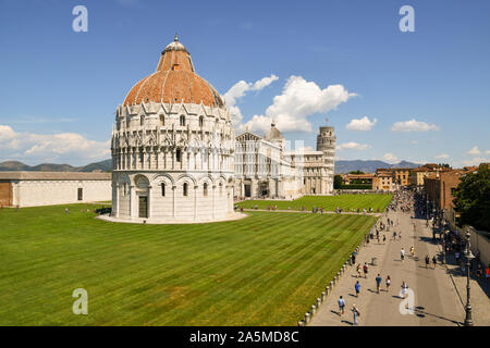 Erhöhte, Panoramablick auf der berühmten Piazza dei Miracoli in Pisa mit dem Baptisterium des Hl. Johannes, der Kathedrale und den Schiefen Turm von Pisa, Toskana, Italien