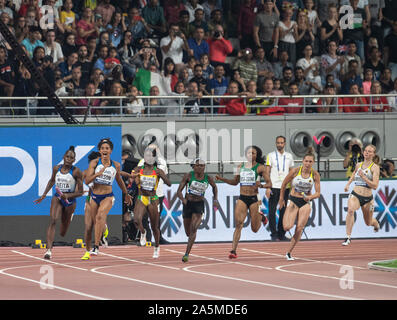 DOHA - Katar OKT 4: Ashleigh Nelson und Daryll Neita von Großbritannien & NI in der 4 x 100 m Staffel konkurrierenden heizt an Tag 8 der 17. IAAF World Athleti Stockfoto