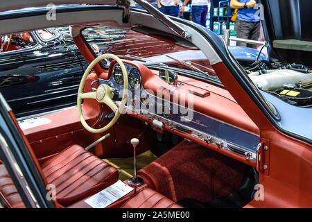 FRANKFURT, Deutschland - September 2019: rote Lederausstattung MERCEDES-BENZ W188 300 S Coupé 1951, 1958, IAA International Motor Show Auto Ausstellung. Stockfoto